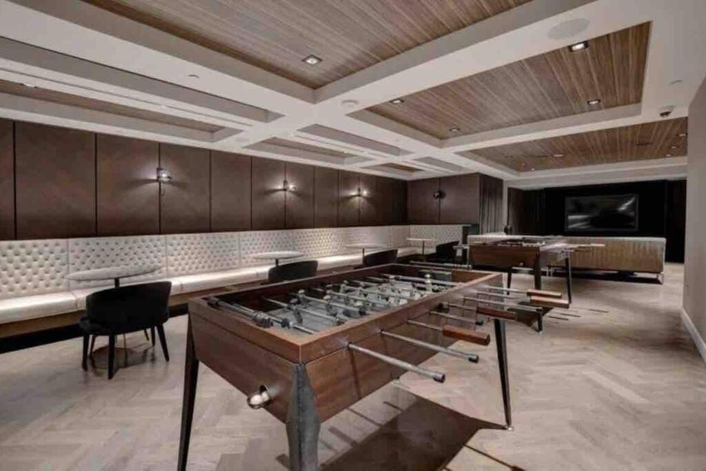 Mind Blowing City View - 2 Beds - Pool & Spa - Downtown Монреаль Экстерьер фото